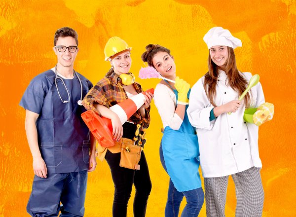 Vier Schüler verkleidet für unterschiedliche Berufe