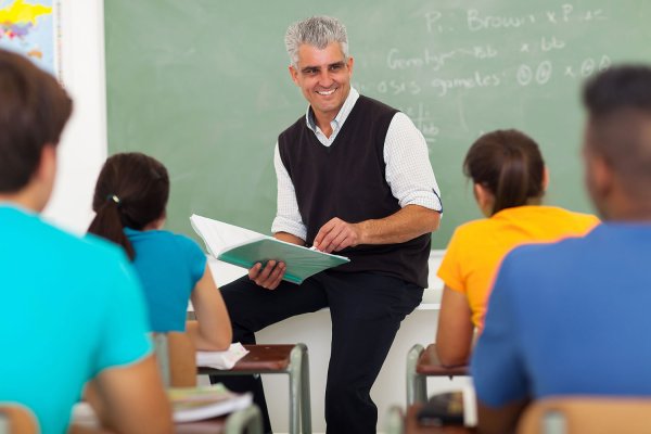 Lehrer unterrichtet Schulklasse